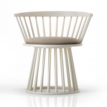 Poltroncina in legno con seduta imbottita e dettagli torniti