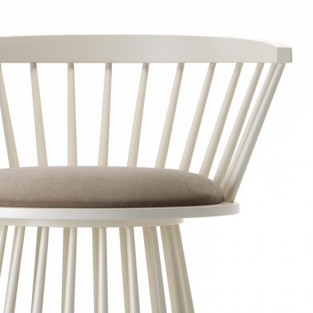Poltroncina in legno con seduta imbottita e dettagli torniti
