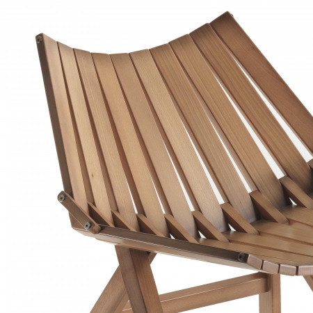 Poltrona in legno a doghe, dettaglio del design in faggio