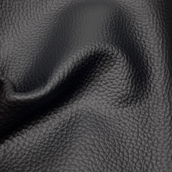 Pelle nera con grana Silia, dettaglio morbidezza