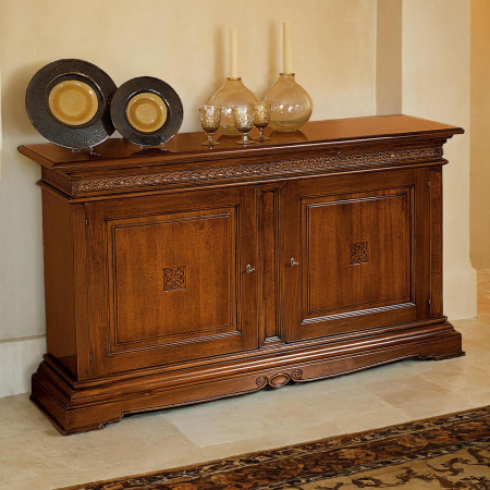 Credenza con ante intagliate e top decorato