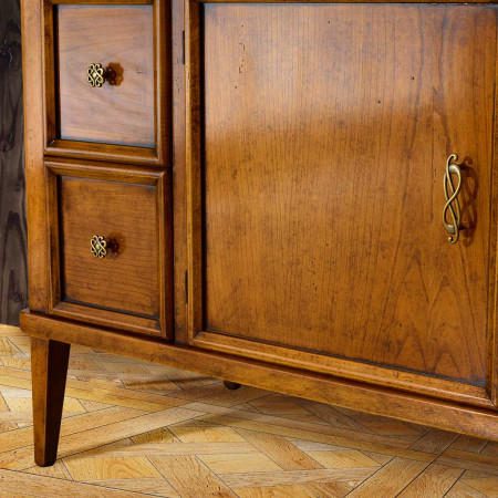 Dettaglio del porta TV con 2 ante e 4 cassetti in legno