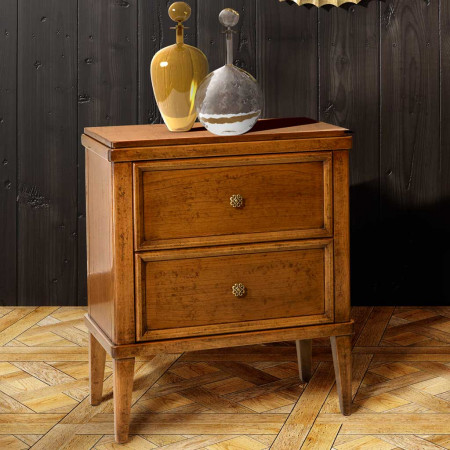 Comò e comodini vintage in legno con cassetti e dettagli eleganti