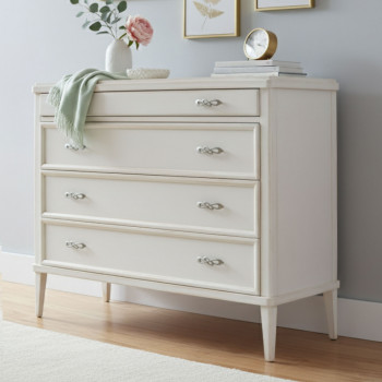 Comò in legno con 4 cassetti e dettagli eleganti
