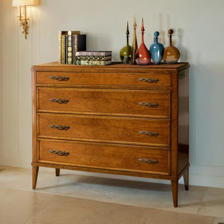 Comò in legno con 4 cassetti e dettagli eleganti