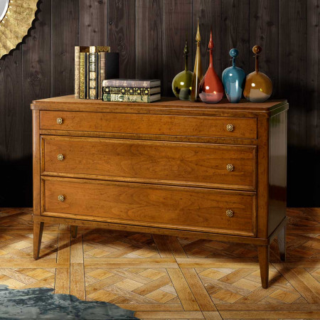 Comò e comodini vintage in legno con cassetti e dettagli eleganti
