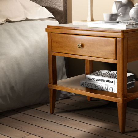 Comodino 1 cassetto in legno massello vicino al letto