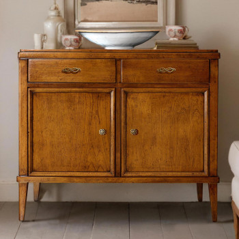 Credenza con 2 ante e 2 cassetti, dettaglio piedini a spillo