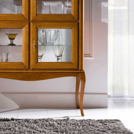 Vetrinetta 4 ante in legno con gambe a sciabola