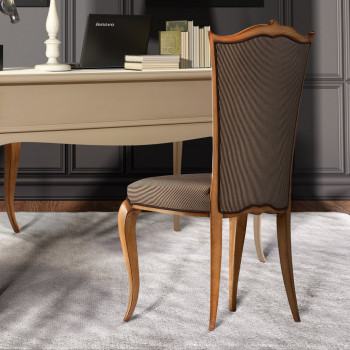 Sedia con fondo e schienale imbottiti, gambe a sciabola