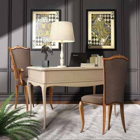 Sedia con fondo e schienale imbottiti in tessuto in ambiente elegante