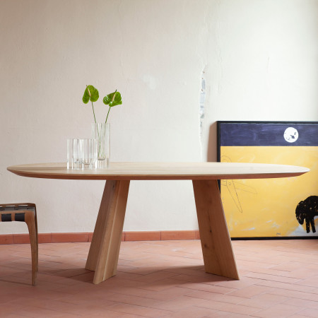 Tavolo Air in legno massello di rovere con gambe inclinate