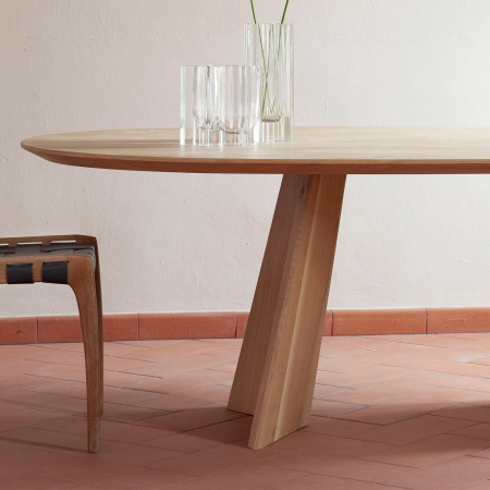 Dettaglio Tavolo Air in legno di rovere con gambe inclinate