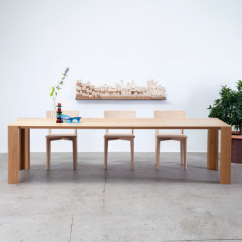 Tavolo Frame in legno massello di rovere rustico in ambiente moderno