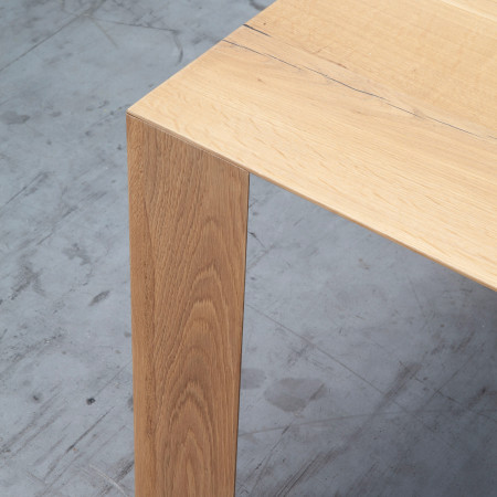 Dettaglio del Tavolo Frame, angolo in legno massello