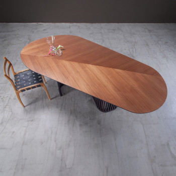 Tavolo Irregular Splint in legno di noce canaletto con piano diagonale