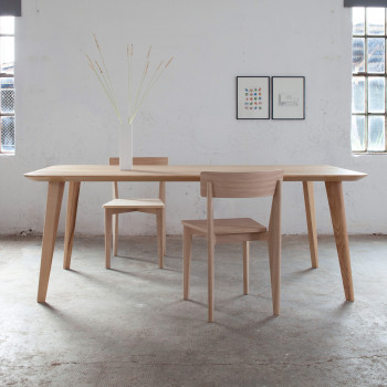 Tavolo Light in legno massello di rovere con design inclinato