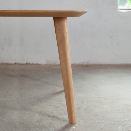 Dettaglio gamba Tavolo Light in legno massello di rovere