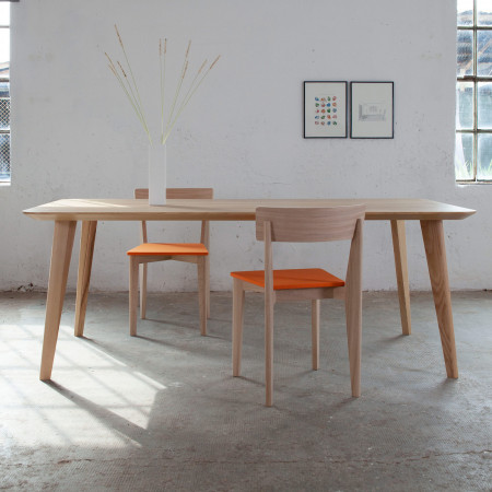 Tavolo Light in legno massello di rovere con sedie arancioni