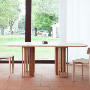 Tavolo Splint in legno di ciliegio con vista ambientata
