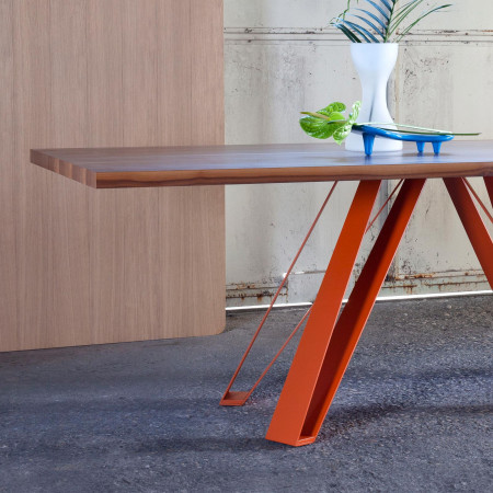 Tavolo Spider in noce canaletto con base arancione