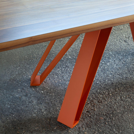 Dettaglio del Tavolo Spider con base arancione