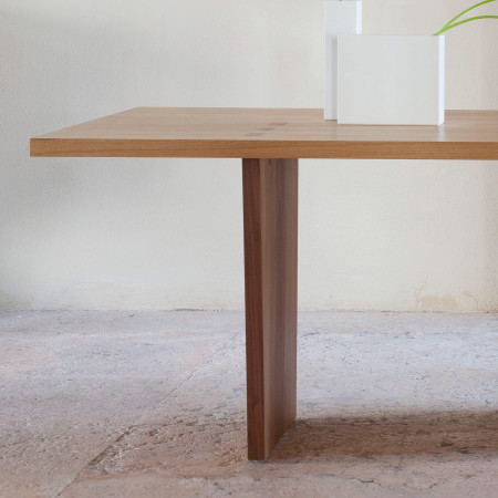 Tavolo Tre in rovere con gambe asimmetriche in noce canaletto