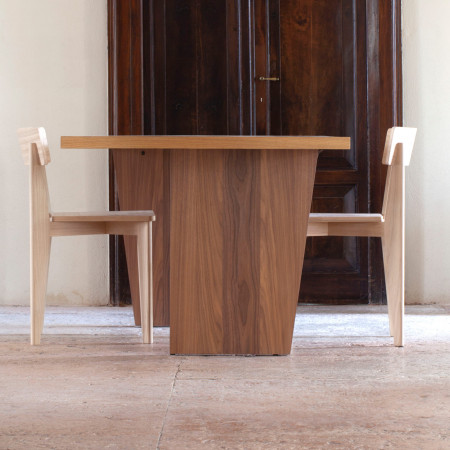 Tavolo Tre in legno di rovere con gambe in noce canaletto