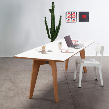 Tavolo Uno, dettaglio piano in laminato bianco