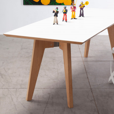 Tavolo Uno rettangolare in rovere con piano laminato bianco e dettaglio gambe