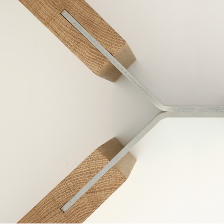 Dettaglio giunzione Tavolo Uno, metallo e legno