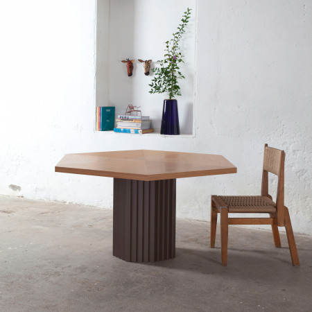 Tavolo Wood table in legno di rovere con piano esagonale
