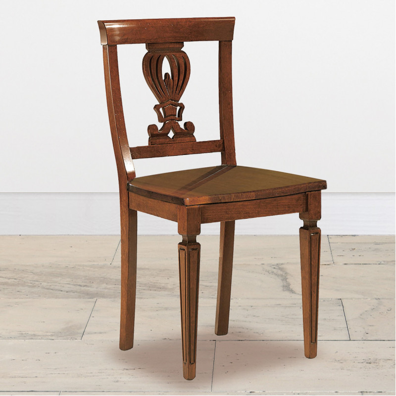 Sedia con gambe incise e sedile in legno