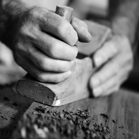 Dettaglio lavorazione artigianale del Tavolino rettangolare a ribalta