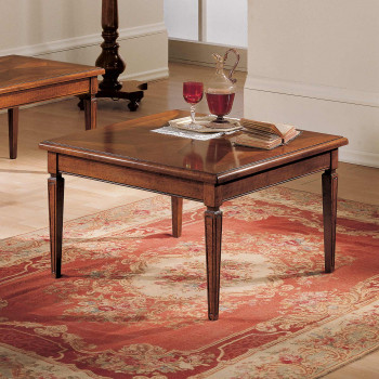 Tavolino 80x80 con intarsio rosa dei venti su tappeto rosso