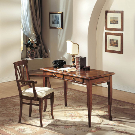 Scrittoio con intarsio parquet in ambiente classico