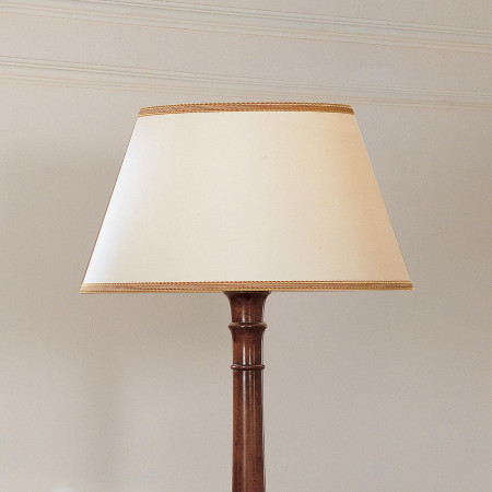Lampada grande con colonna in legno e paralume