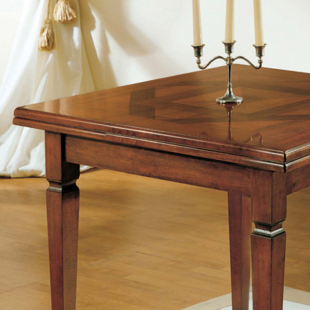 Tavolo intarsiato allungabile, dettaglio piano parquet