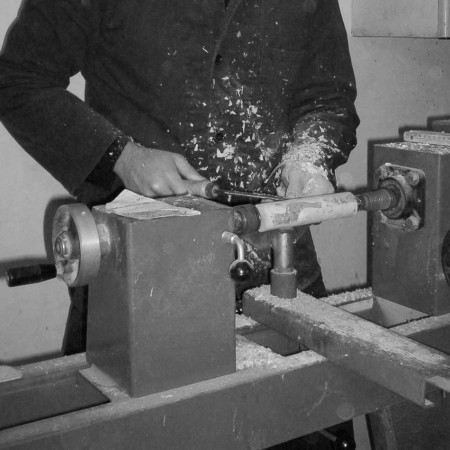 Dettaglio artigianale gambe scanalate tavolo a libro