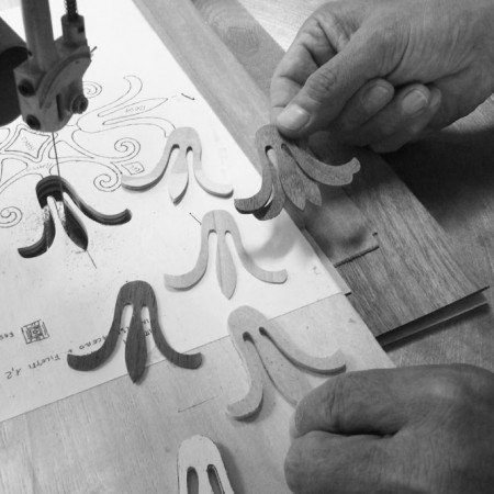Tavolo intarsiato giglio, dettaglio intarsi in legno