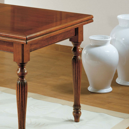 Tavolo quadrato allungabile in legno, dettaglio gambe tornite