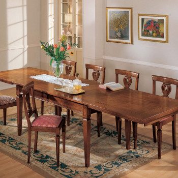 Tavolo classico allungabile con dettagli in legno di noce