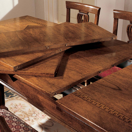 Tavolo classico allungabile, dettaglio legno noce