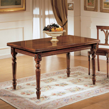 Tavolo classico allungabile in legno massello ambientato