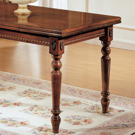 Tavolo classico allungabile in legno massello, dettaglio gambe tornite