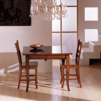 Tavolo quadrato allungabile in legno in ambiente moderno