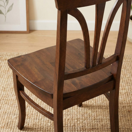 Sedia fondo in legno con gambe sagomate