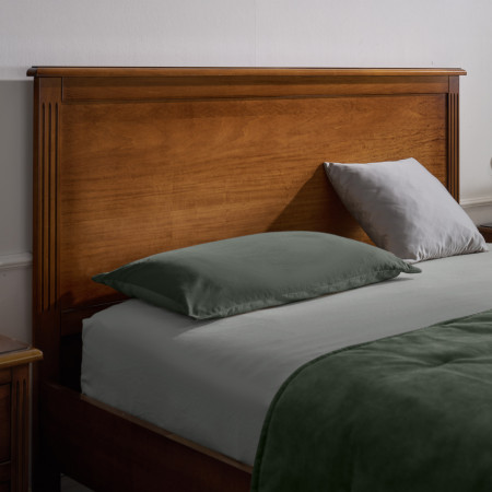 Letto matrimoniale classico con testiera in legno