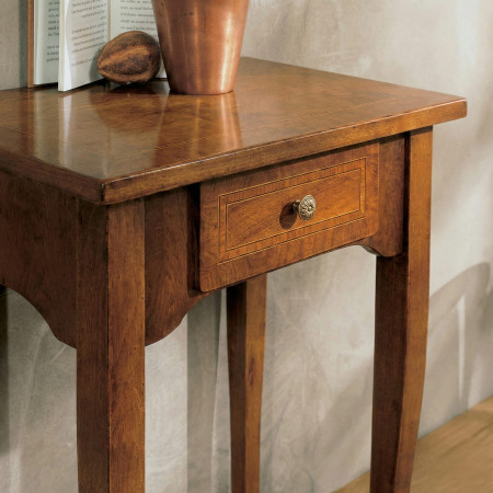 Tavolino intarsiato con un cassetto