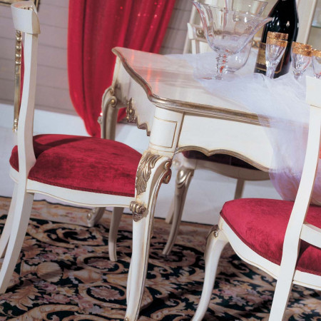 Dettaglio del Tavolo intagliato allungabile con gambe curve